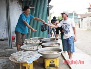 Để phục vụ nhu cầu khách du lịch, những quầy bán đồ hải sản như thế này đã được người dân trong vùng duy trì với giá cả phải chăng.